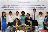Lễ ký kết Biên bản Thỏa thuận chi trả “gói trợ giúp xã hội hợp nhất cho hộ gia đình” qua hệ thống bưu điện